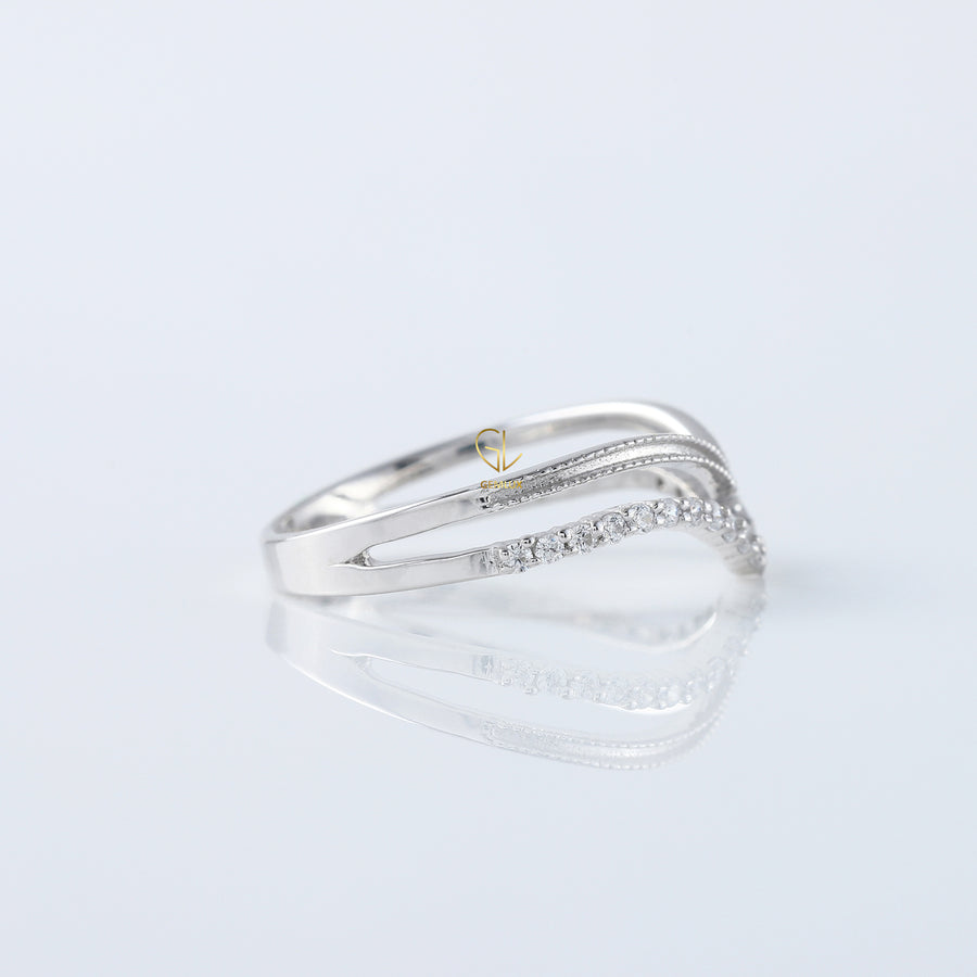 Round Cut Moissanite Diamond Chevron Wedding Band