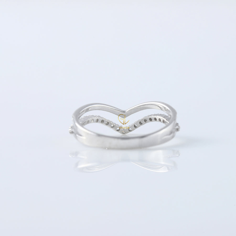 Round Cut Moissanite Diamond Chevron Wedding Band