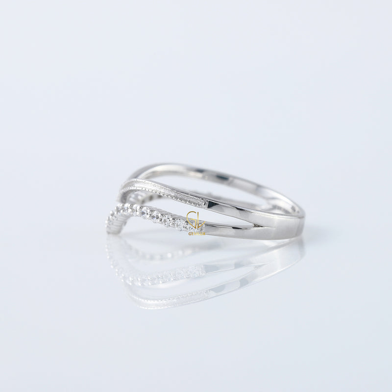 Round Cut Moissanite Diamond Chevron Wedding Band
