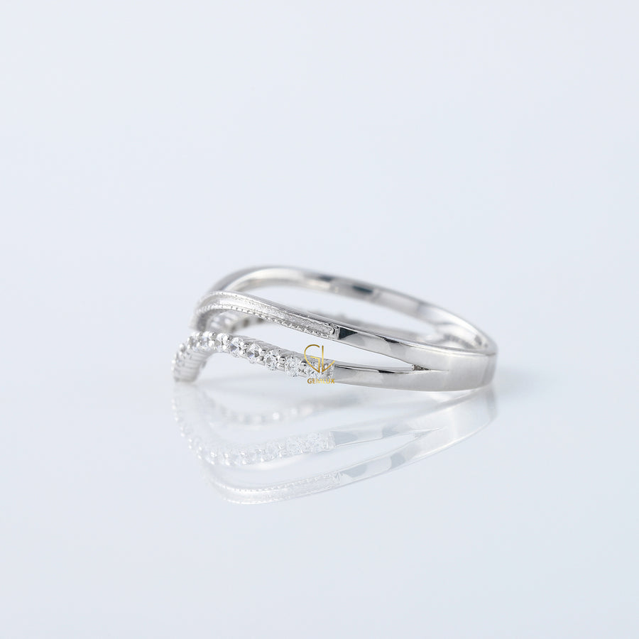 Round Cut Moissanite Diamond Chevron Wedding Band