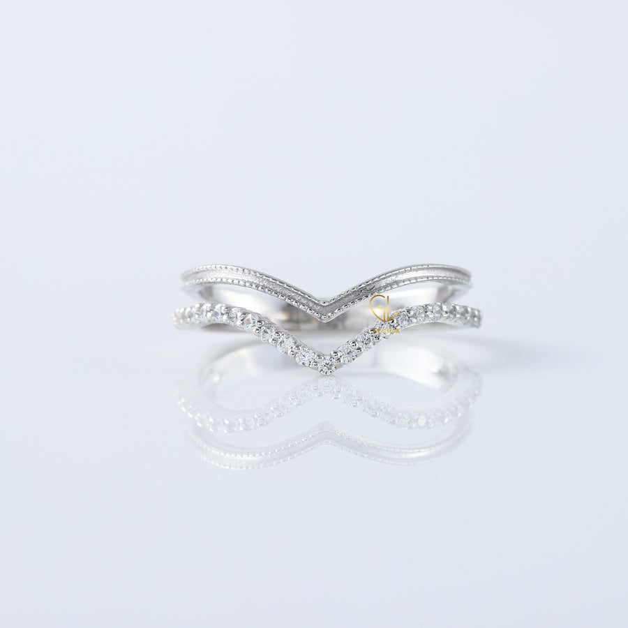 Round Cut Moissanite Diamond Chevron Wedding Band