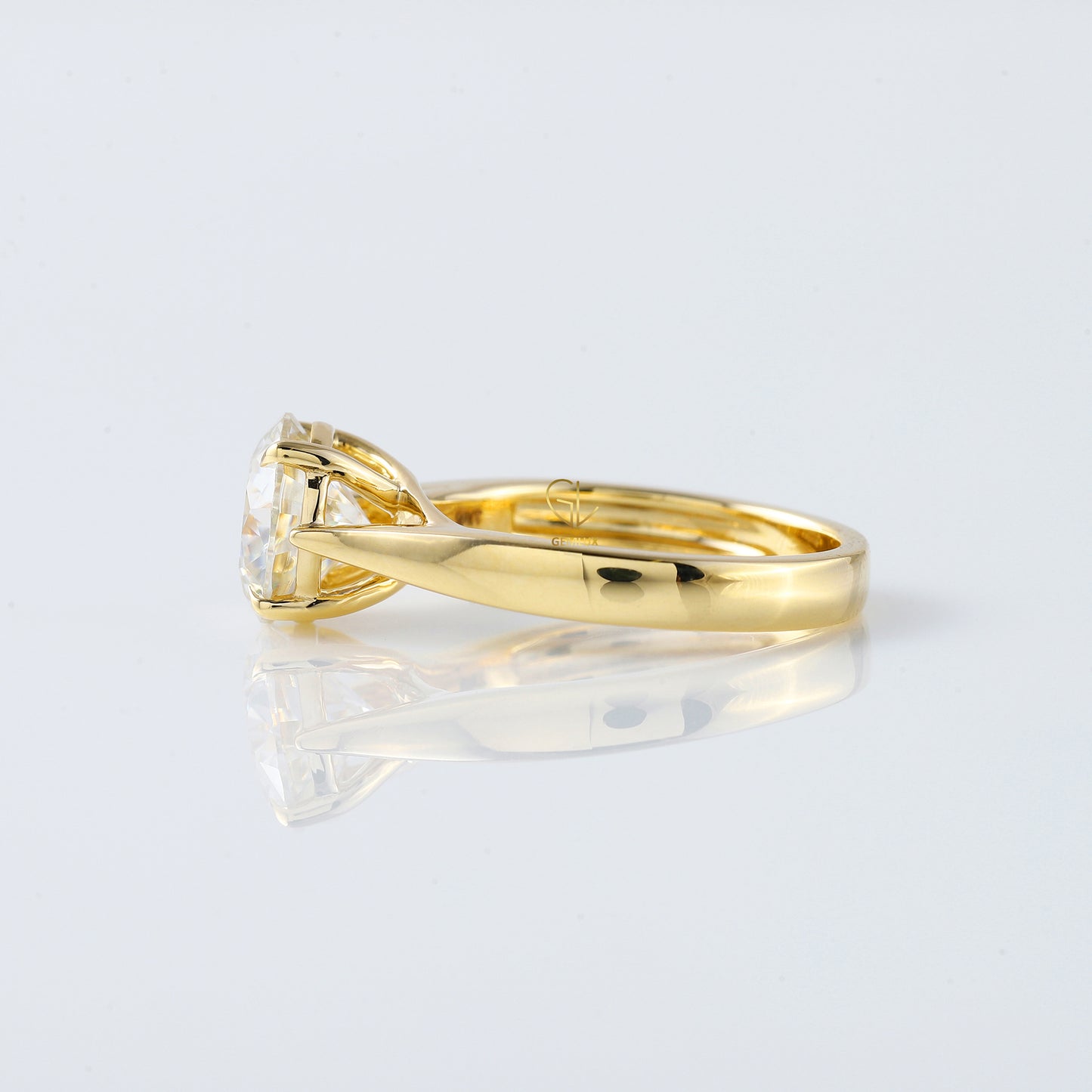 Rouond Cut Moissanite Solitair Engagement Ring